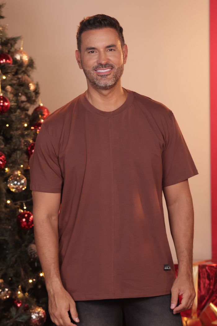 CAMISETA BASICA PARA HOMBRE CON CORTES U24068